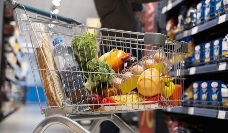 Na foto, carrinho de supermercado com verduras, ovos e outros alimentos. Cesta básica em Itajaí ultrapassa R$ 500.