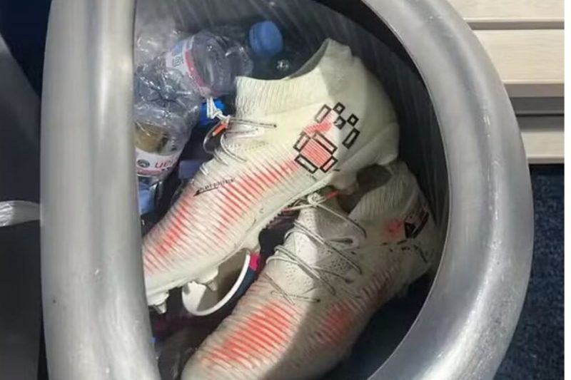 Cucurella joga as chuteiras no lixo ap&oacute;s falhas em jogo do Chelsea – Foto: Reprodu&ccedil;&atilde;o / Instagram