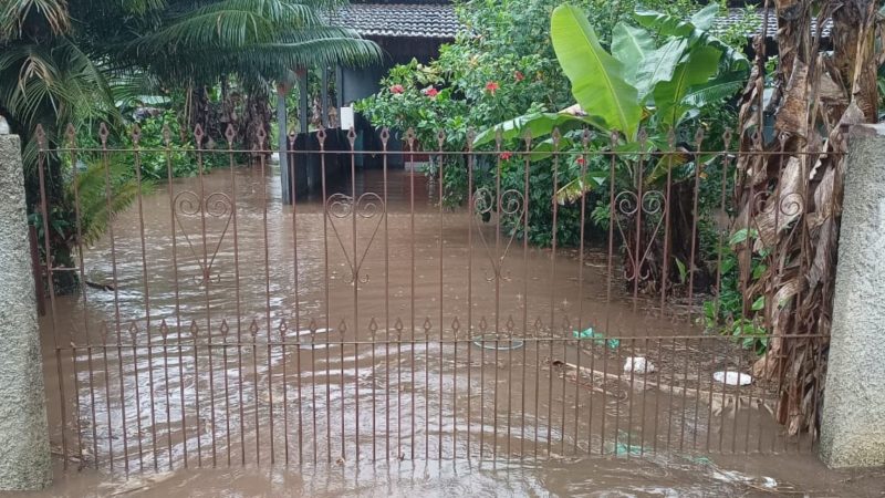 Casa alagada devido à chuva intensa em Araquari