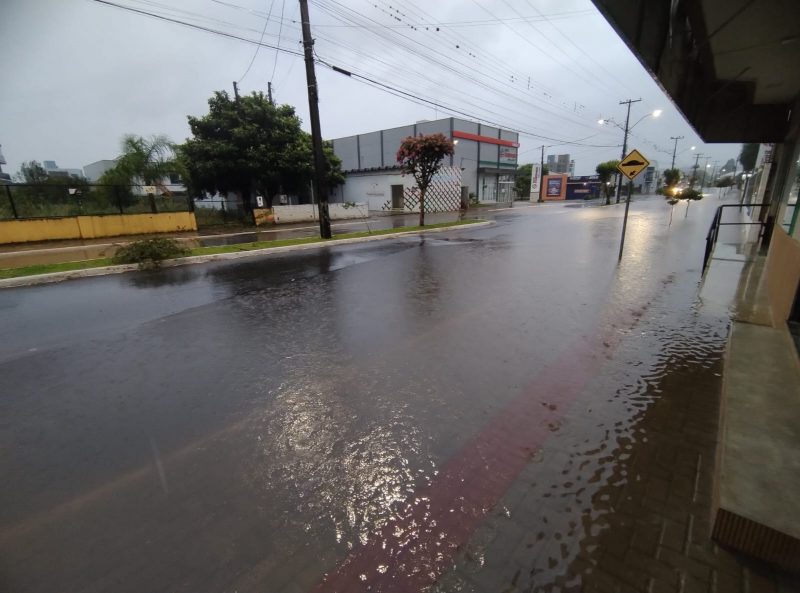 Fortes chuvas já têm causado alagamentos em cidades catarinenses e a previsão é que haja continuidade nos próximos dias - Foto: Coredec/Xanxerê/Reprodução ND