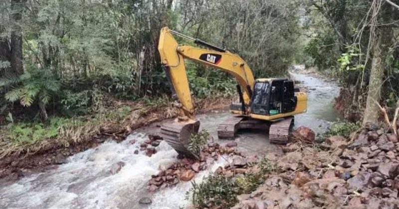 Retroescavadeira dentro de rio em Praia Grande