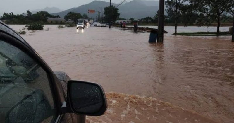 Imagem de dentro de um carro de alagamento em Praia Grande