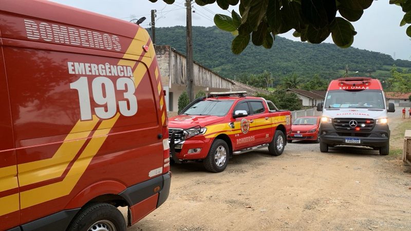 Menino morre após se afogar em piscina: viaturas dos bombeiros e samu no local do ocorrido 