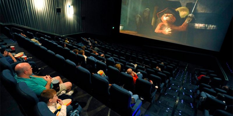 Salas de cinema em Santa Catarina deverão ter sessões adaptadas a pessoas com hipersensibilidade sensorial, como autistas e pessoas com Down - Foto: Reprodução/ND
