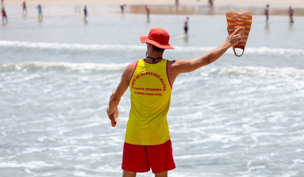 Guarda-vidas já realizaram 396 salvamentos de banhistas em Santa CatarinaFoto: Divulgação/CBMSC/ND Mais