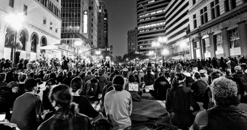 Pessoas reunidas olhando o céu