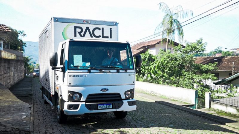 Caminhão da Racli realizando a coleta especial de móveis e eletrodomésticos em Blumenau