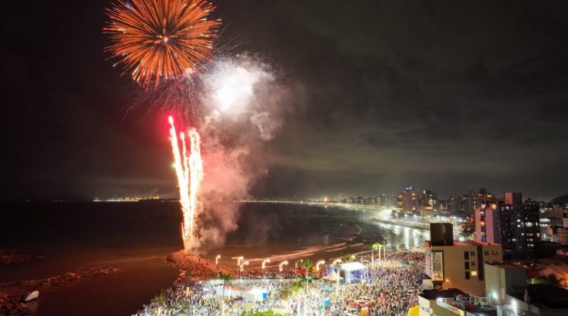 Foto mostra fogos do réveillon no Litoral de SC 