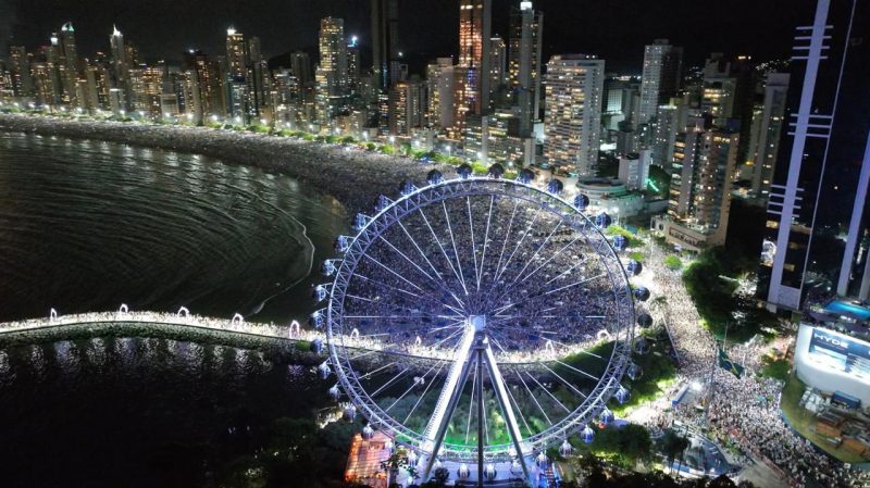 Foto mostra roda-gigante em Balneário Camboriú na noite da virada 