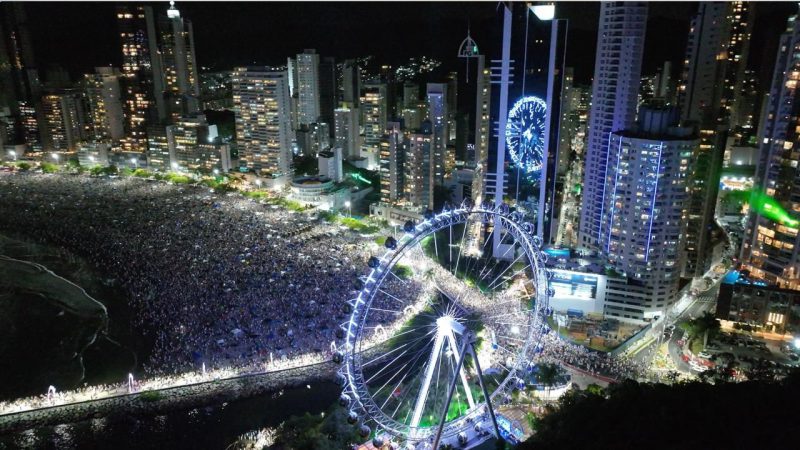 Foto mostra roda-gigante em Balneário Camboriú na noite da virada 