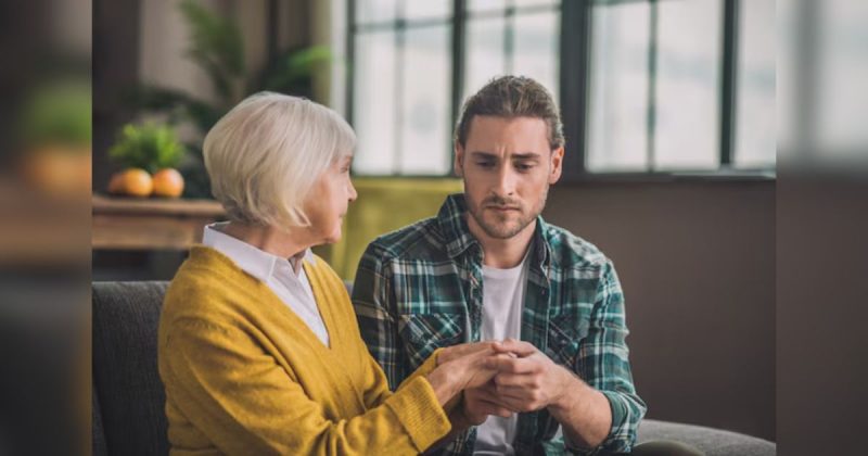 Mulher com mais idade e jovem segurando as mãos