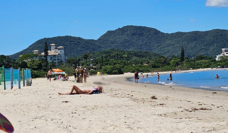 Corpo estava próximo da areia e foi coberto por pessoas que passavam pelo local