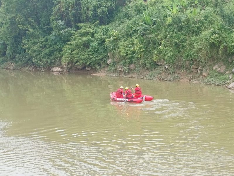 Equipe dos bombeiros durante resgate de corpo em decomposição em Brusque