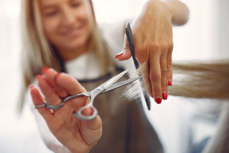 Mulher cortando o cabelo 