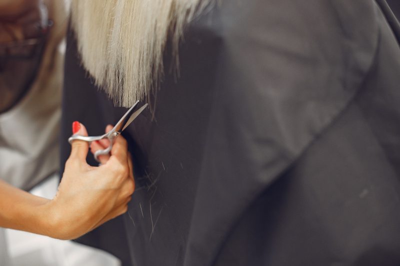 Mulher cortando o cabelo 