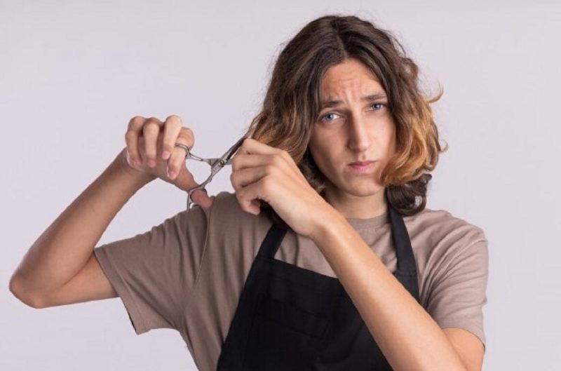 na foto aparece um homem que corta o próprio cabelo e tenta mudar o visual