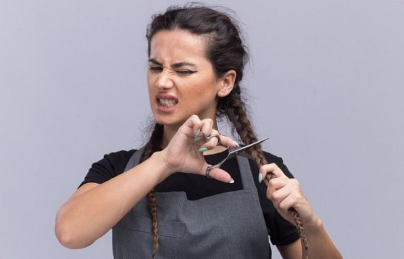 na foto aparece uma jovem que aprende a cortar o próprio cabelo