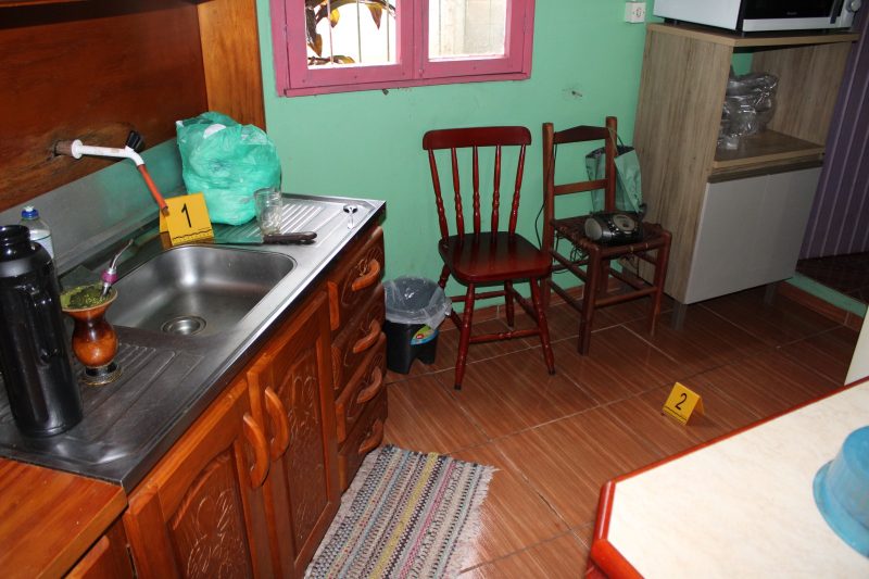 A mulher, suspeita de matar o marido, foi detida e morreu no pres&iacute;dio em S&atilde;o Miguel do Oeste, na segunda-feira (2). – Foto: Pol&iacute;cia Cient&iacute;fica/Reprodu&ccedil;&atilde;o