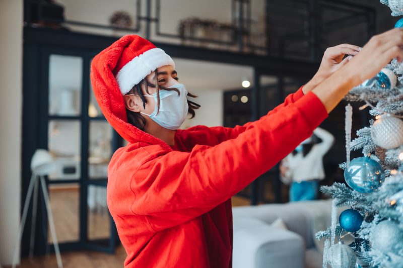 Homem montando a árvore de Natal 