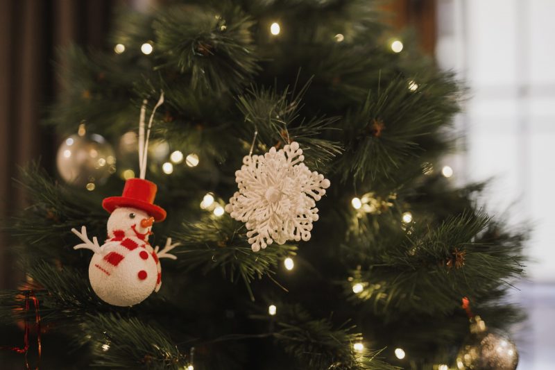 Decorações de Natal na árvore 