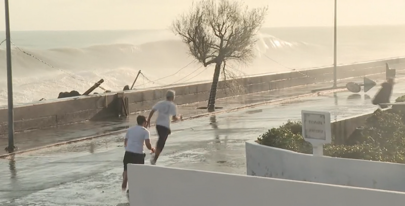 Ondas gigantes em ilha de Portugal
