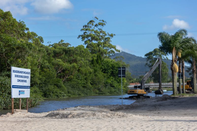 Os quase 6 mil metros cúbicos de sedimentos retirados do rio do Brás serão levados para um aterro no Sapiens Parque - Foto: Germano Rorato/ND