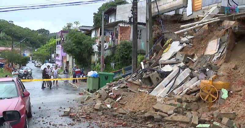 imagem de casa atingida por deslizamento em Itajaí