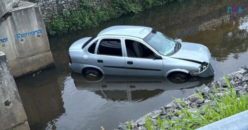 foto de carro no rio de Balneário Camboriú