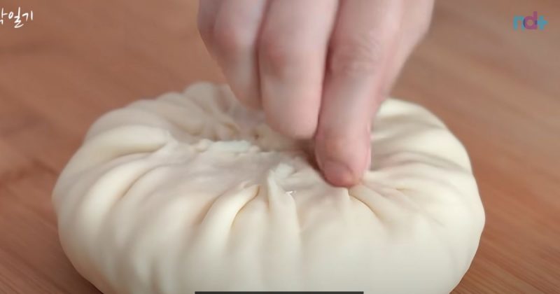 imagem mostra uma das etapas do pão de queijo de batata na frigideira