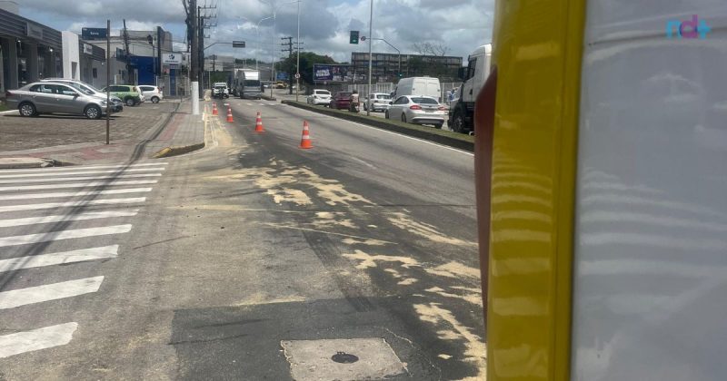 Imagem de rastro de óleo deixada por ônibus em Itajaí