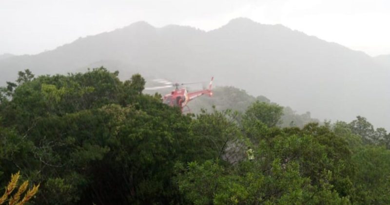 Foto mostra momento em que helicóptero Arcanjo chega para resgatar vítima