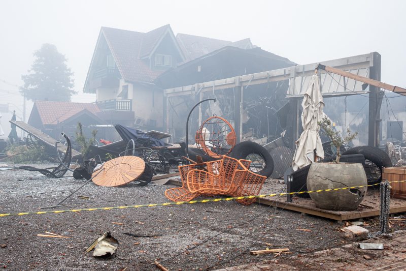 Destroços deixados pela queda de avião em Gramado