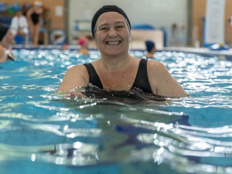 Na foto, mulher em piscina. Ela participa de pesquisa da UFSC.