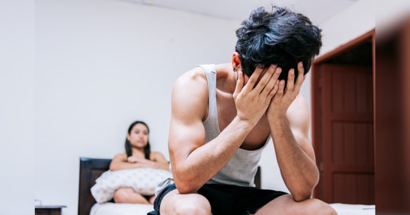 Homem com mãos no rosto