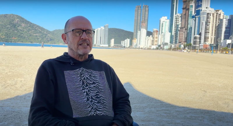 Imagem mostra trecho do documentário sobre alargamento da praia em Balneário Camboriú