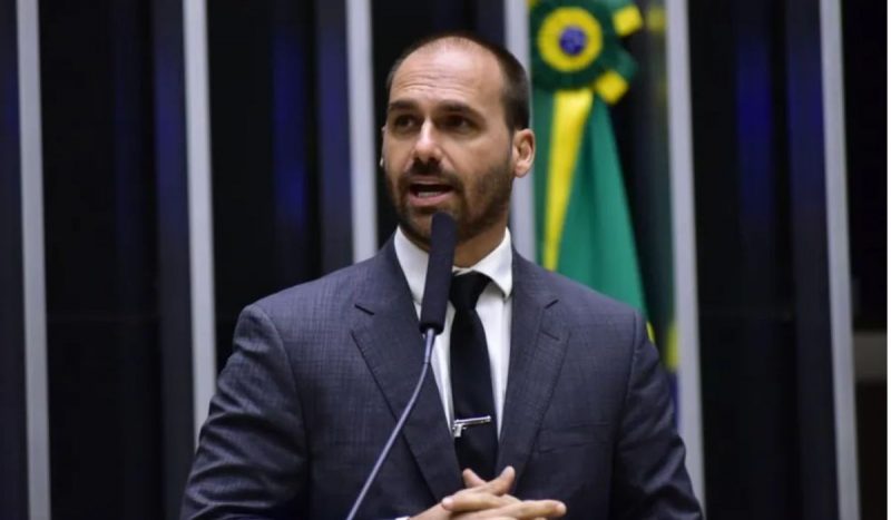 Eduardo Bolsonaro se coloca como "plano B" para eleições presidenciais de 2026