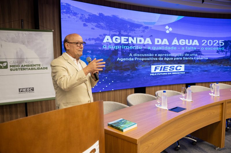 Egídio Martorano na apresentação de Ações do GEDCLIMA sobre recursos hídricos na FIESC