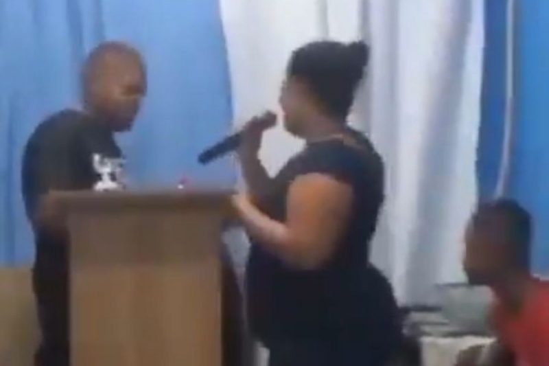 Esposa do pastor anuncia traição durante culto evangélico