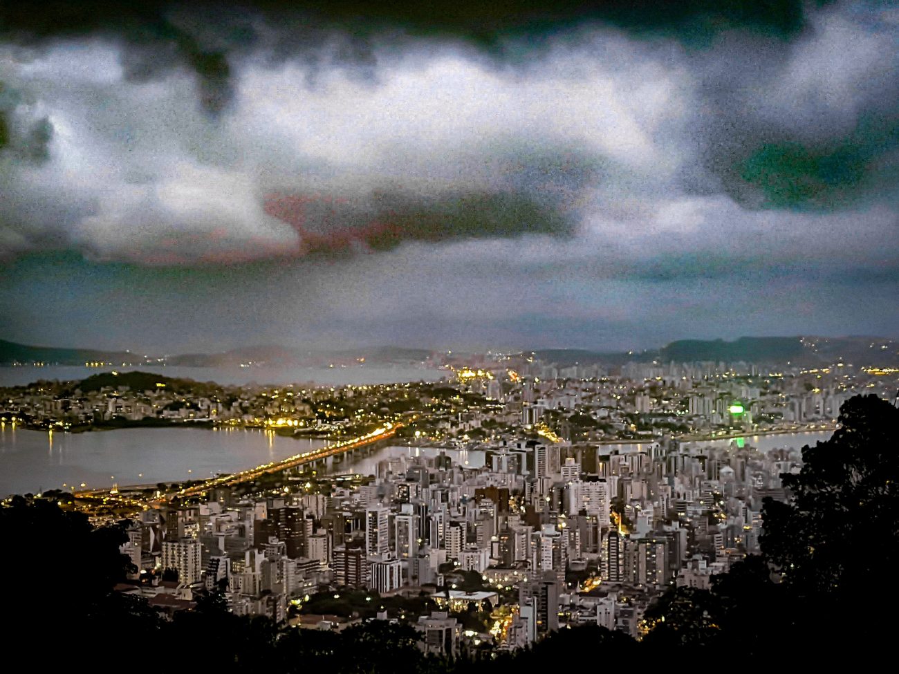 Chuvas intensas de até 100 milímetros devem atingir a região Oeste do estado