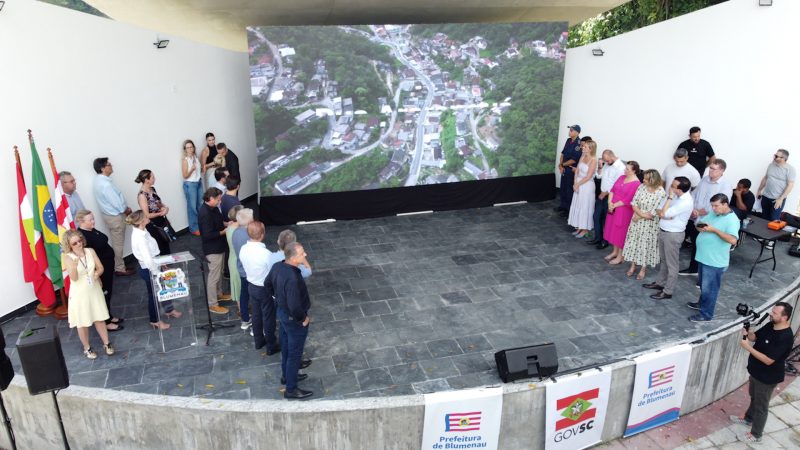 Entrega das obras em Blumenau reuniu políticos em Blumenau