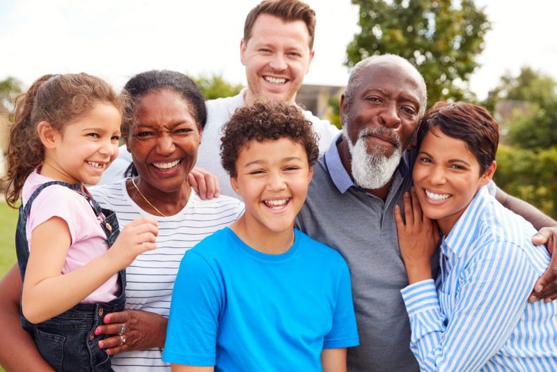 Família com pais, crianças e avós