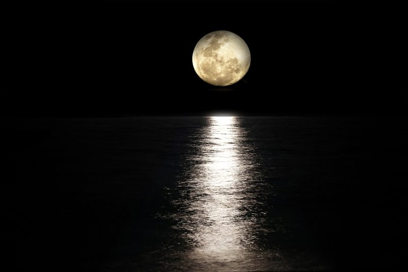 Lua em céu por cima de mar