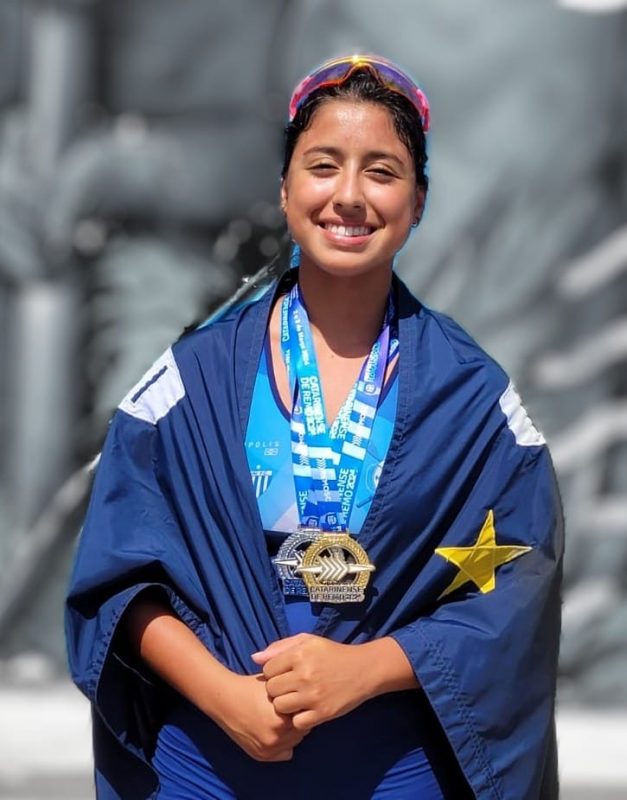 Ana Clara com medalha &#8211; Foto: Clube Náutico Riachuelo