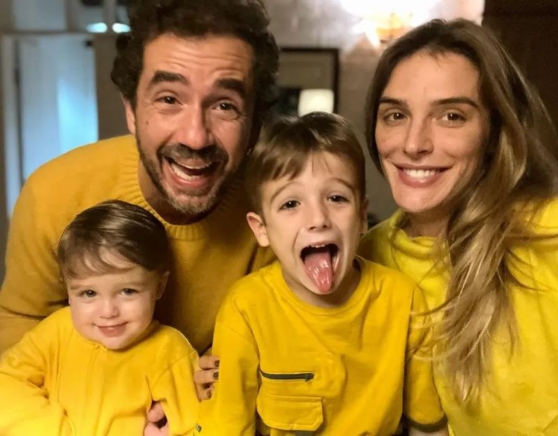 Felipe Andreoli e Rafa Brites com os filhos