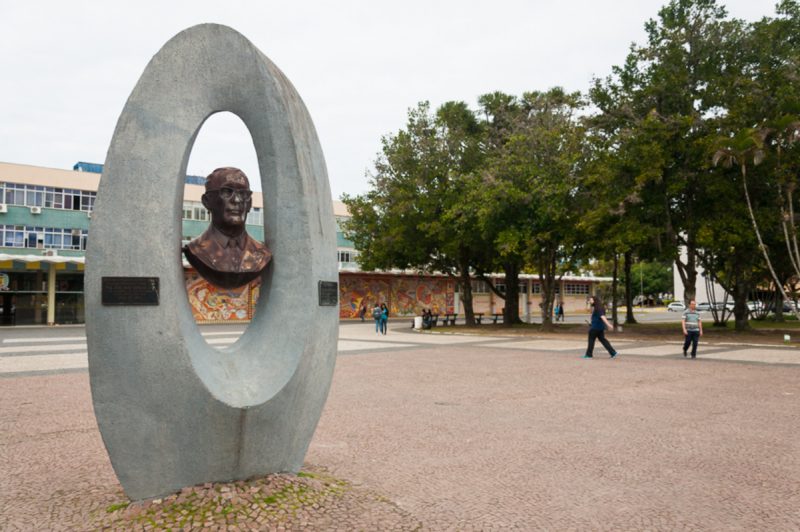 Primeiro reitor da UFSC, João David Ferreira Lima possui um busto na principal praça do Campus Trindade, que é nomeado em sua homenagem - Foto: UFSC/Reprodução/ND