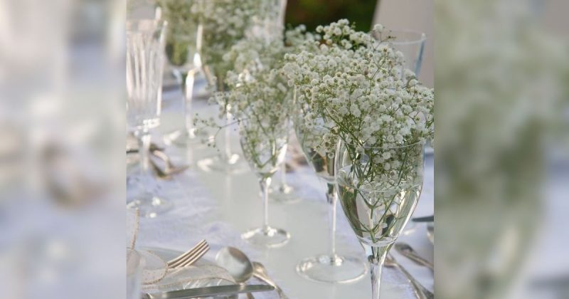 Flores na mesa composta para o Ano Novo