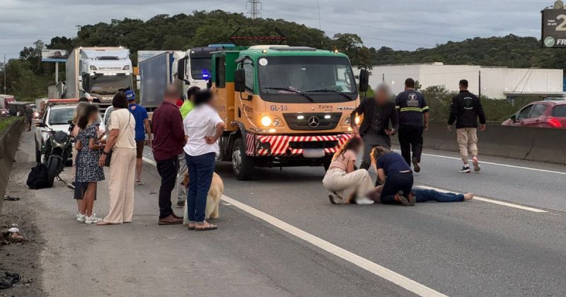 Mulher é atropelada por caminhão na BR-101 e trânsito é bloqueado em SC