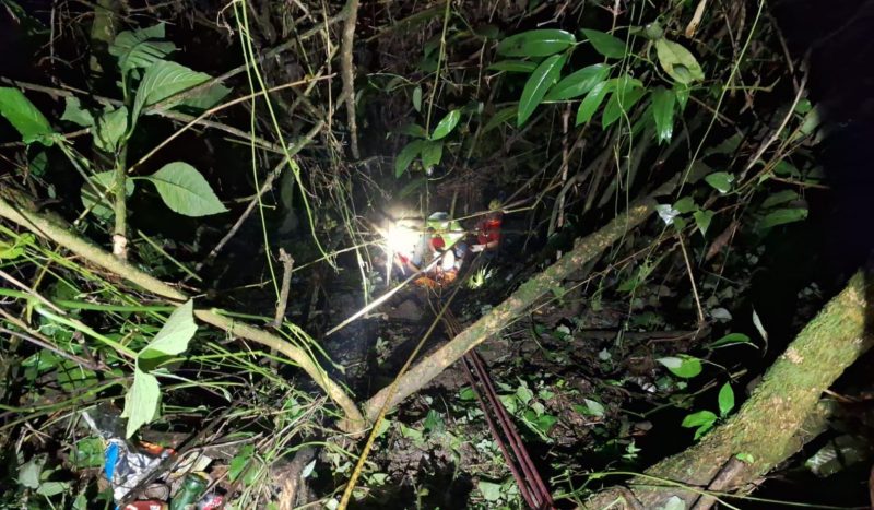 A imagem mostra o local da queda do casal em ribanceira em Brusque.