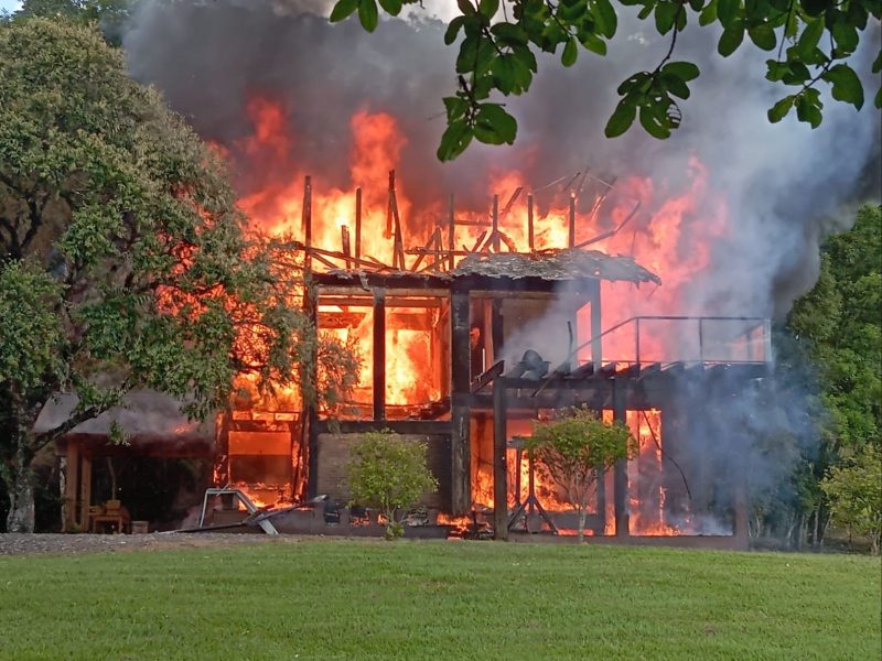 A imagem mostra o incêndio em Aurora na sexta-feira.