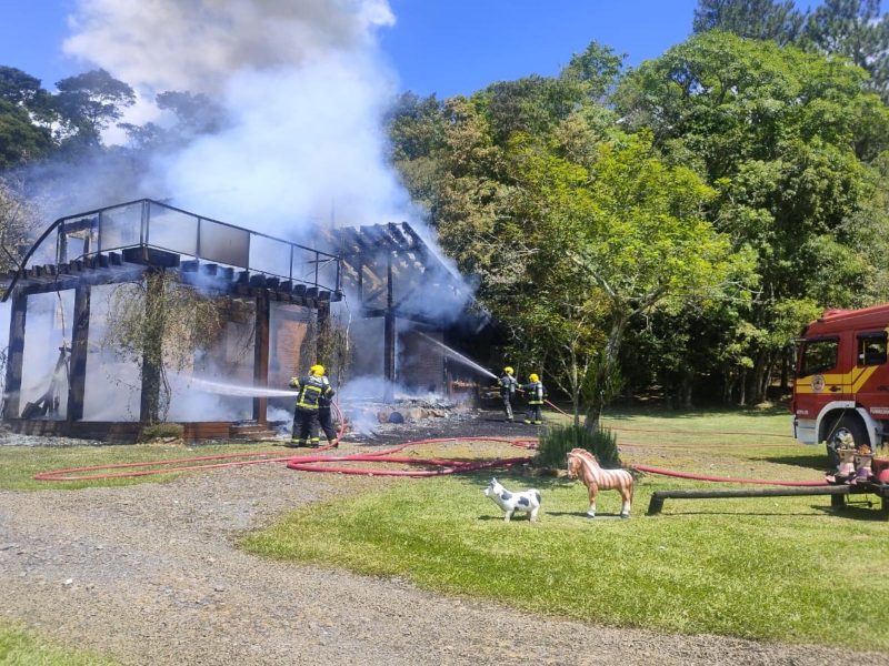 A imagem mostra a contenção do incêndio em Aurora.